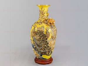 Bảo bình tích lộc chim công và hoa mẫu đơn đắp nổi mạ vàng